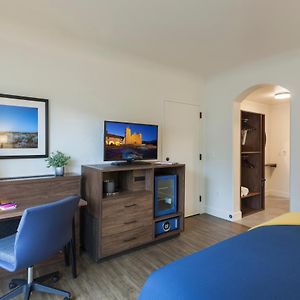 Room 1 King Bed Bathtub Balcony Accessible